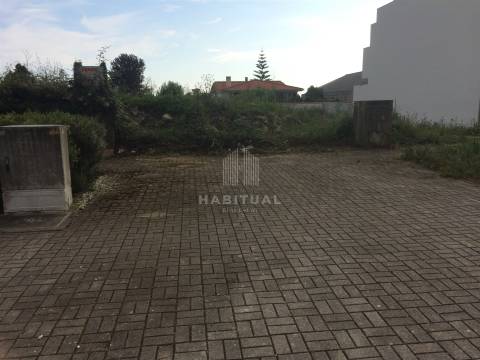 Lote com 424 m2 em Areosa