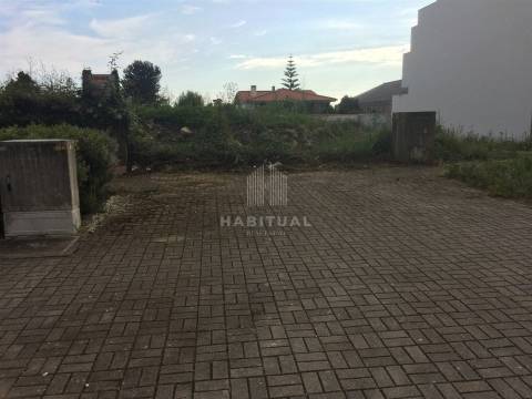 Lote com 424 m2 em Areosa