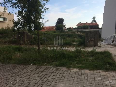 Lote com 424 m2 em Areosa
