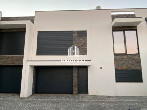 MORADIA T3 EM VALENÇA