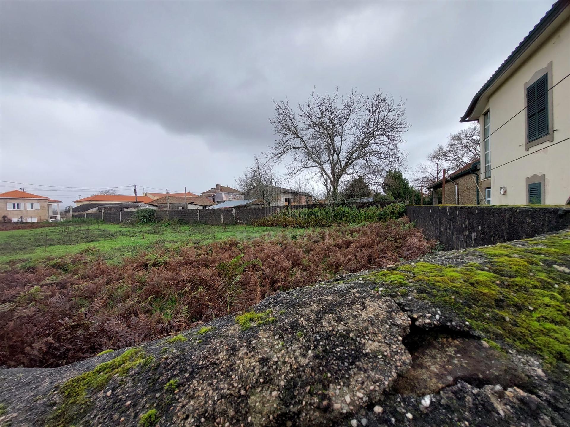 Terreno com viabilidade de construção com 490 m2 e Poço de água