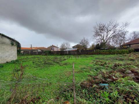 Terreno com viabilidade de construção com 490 m2 e Poço de água