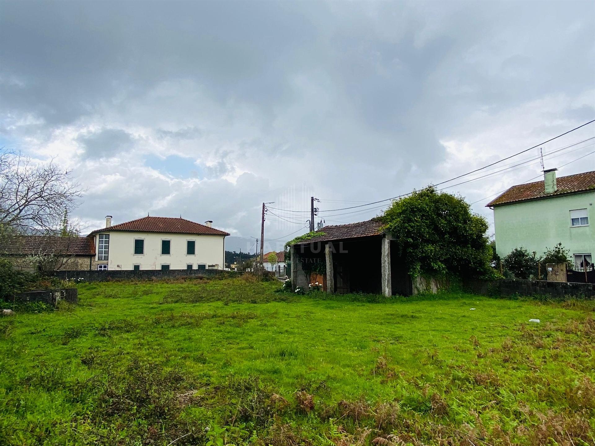 Terreno com 874 m2 em Valença