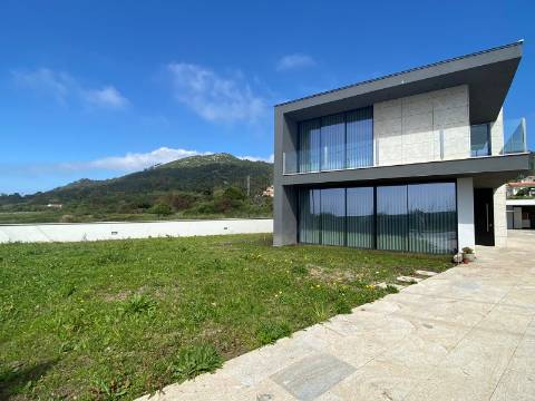 Moradia T4 Junto à Praia em Vila Praia de Âncora