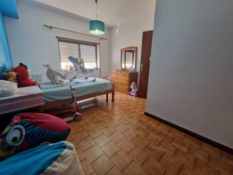 Andar Moradia T3+1 com Logradouro e Garagem na Meadela