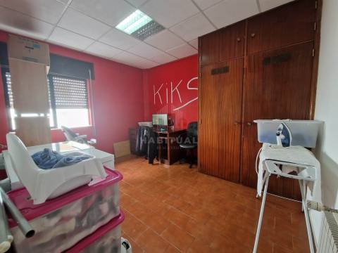 Andar Moradia T3+1 com Logradouro e Garagem na Meadela