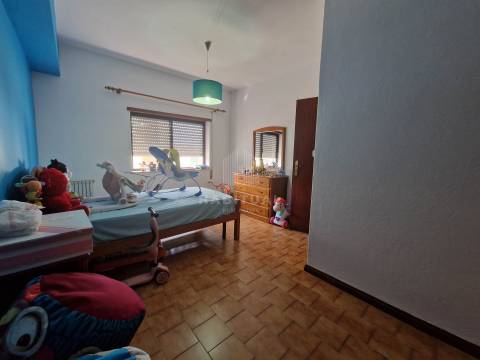 Andar Moradia T3+1 com Logradouro e Garagem na Meadela