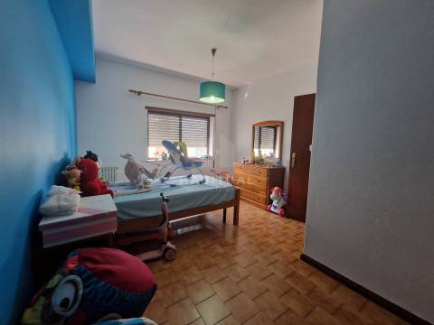 Andar Moradia T3+1 com Logradouro e Garagem na Meadela