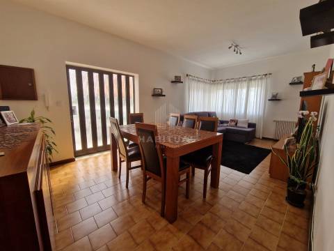 Andar Moradia T3+1 com Logradouro e Garagem na Meadela