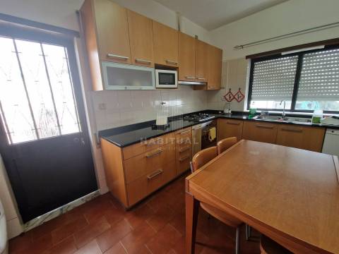 Andar Moradia T3+1 com Logradouro e Garagem na Meadela