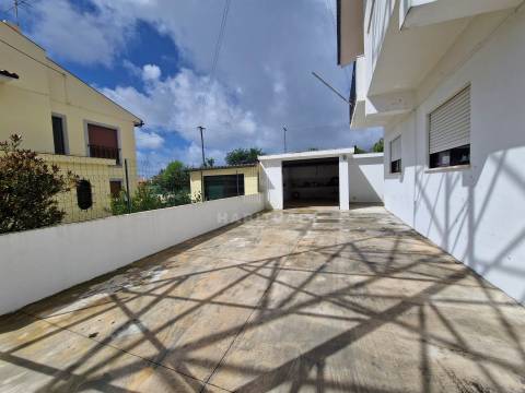 Andar Moradia T3+1 com Logradouro e Garagem na Meadela