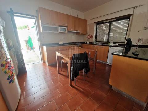 Andar Moradia T3+1 com Logradouro e Garagem na Meadela