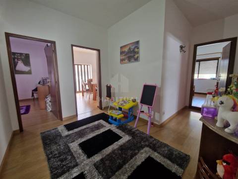 Andar Moradia T3+1 com Logradouro e Garagem na Meadela