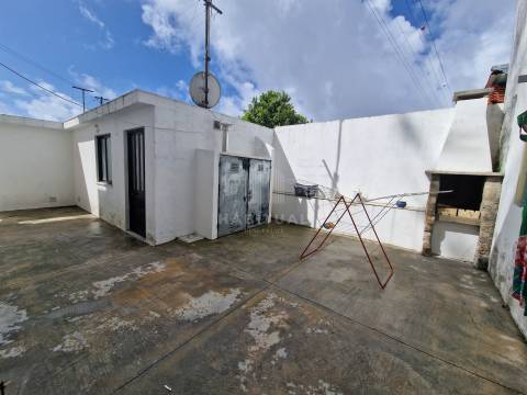 Andar Moradia T3+1 com Logradouro e Garagem na Meadela