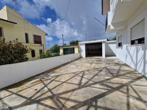 Andar Moradia T3+1 com Logradouro e Garagem na Meadela
