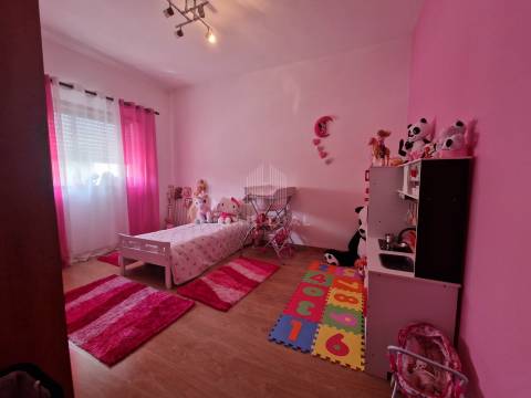 Andar Moradia T3+1 com Logradouro e Garagem na Meadela