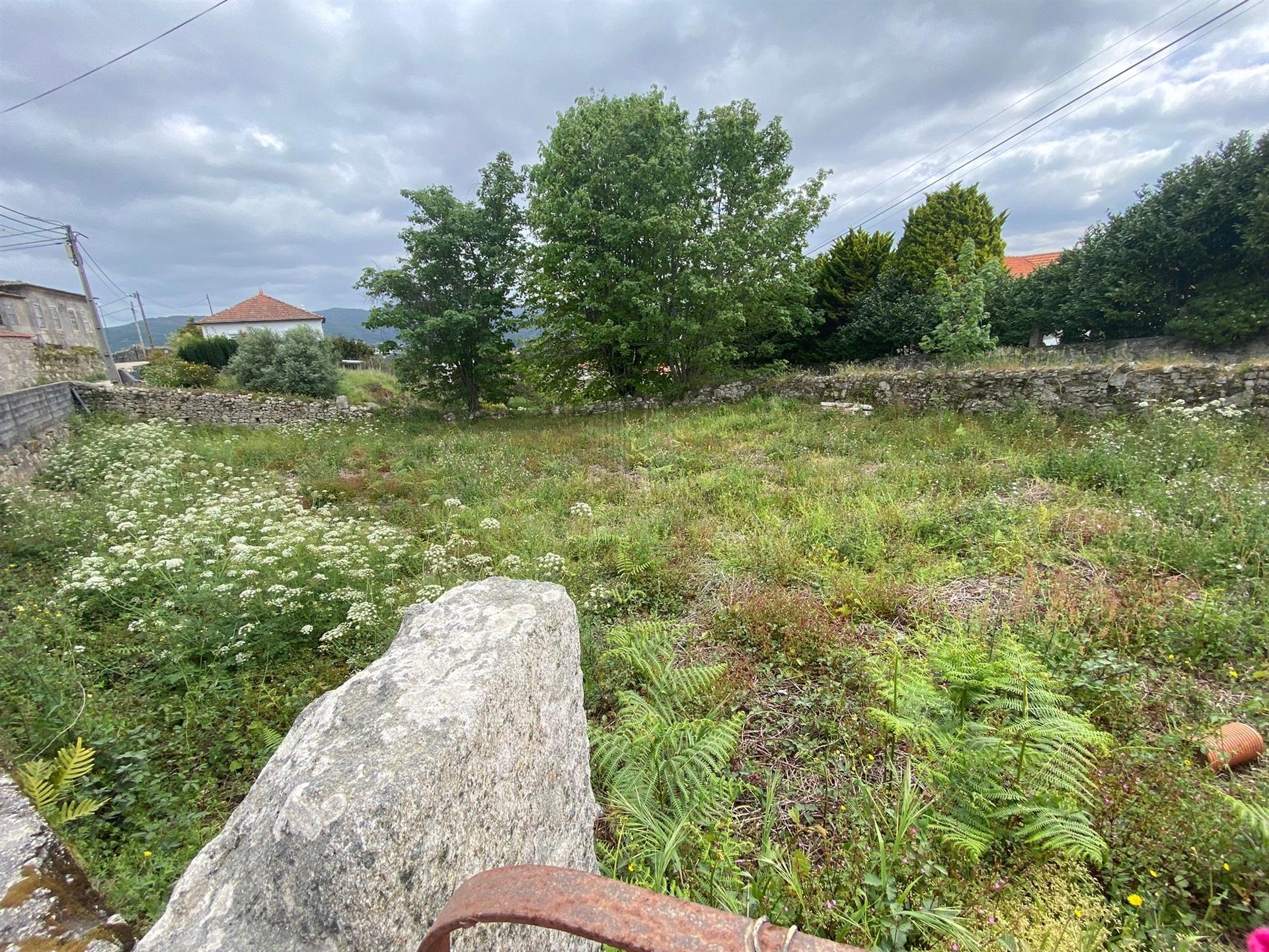 Terreno murado com 621 m2 em Âncora ( Junto ao caminho de Santiago)