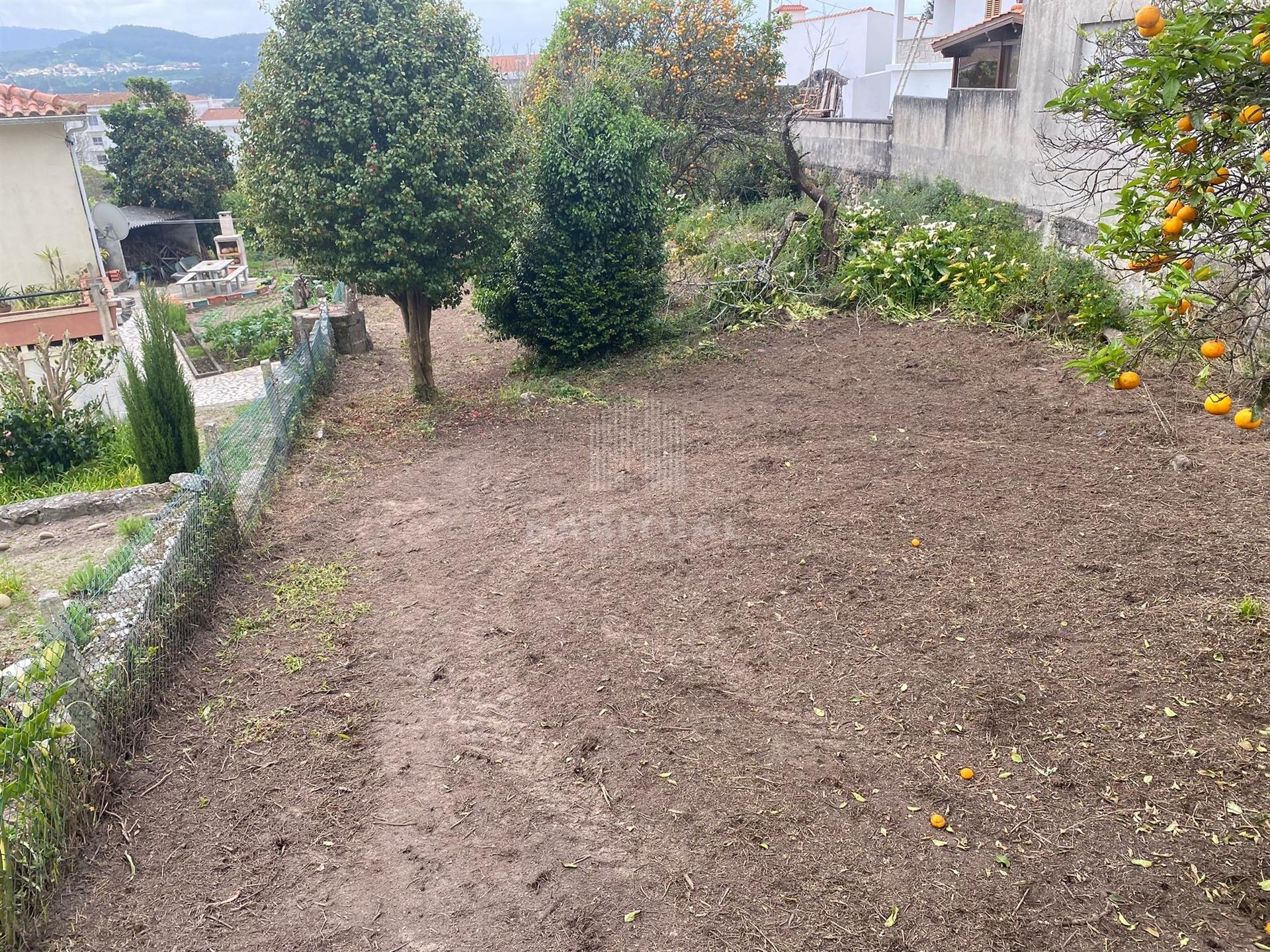 Terreno em Vila Praia de Âncora com 702 m2