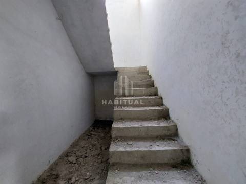 Prédio de 3 pisos em Panque - Barcelos