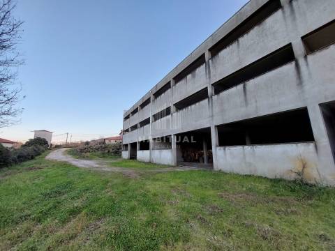 Prédio de 3 pisos em Panque - Barcelos