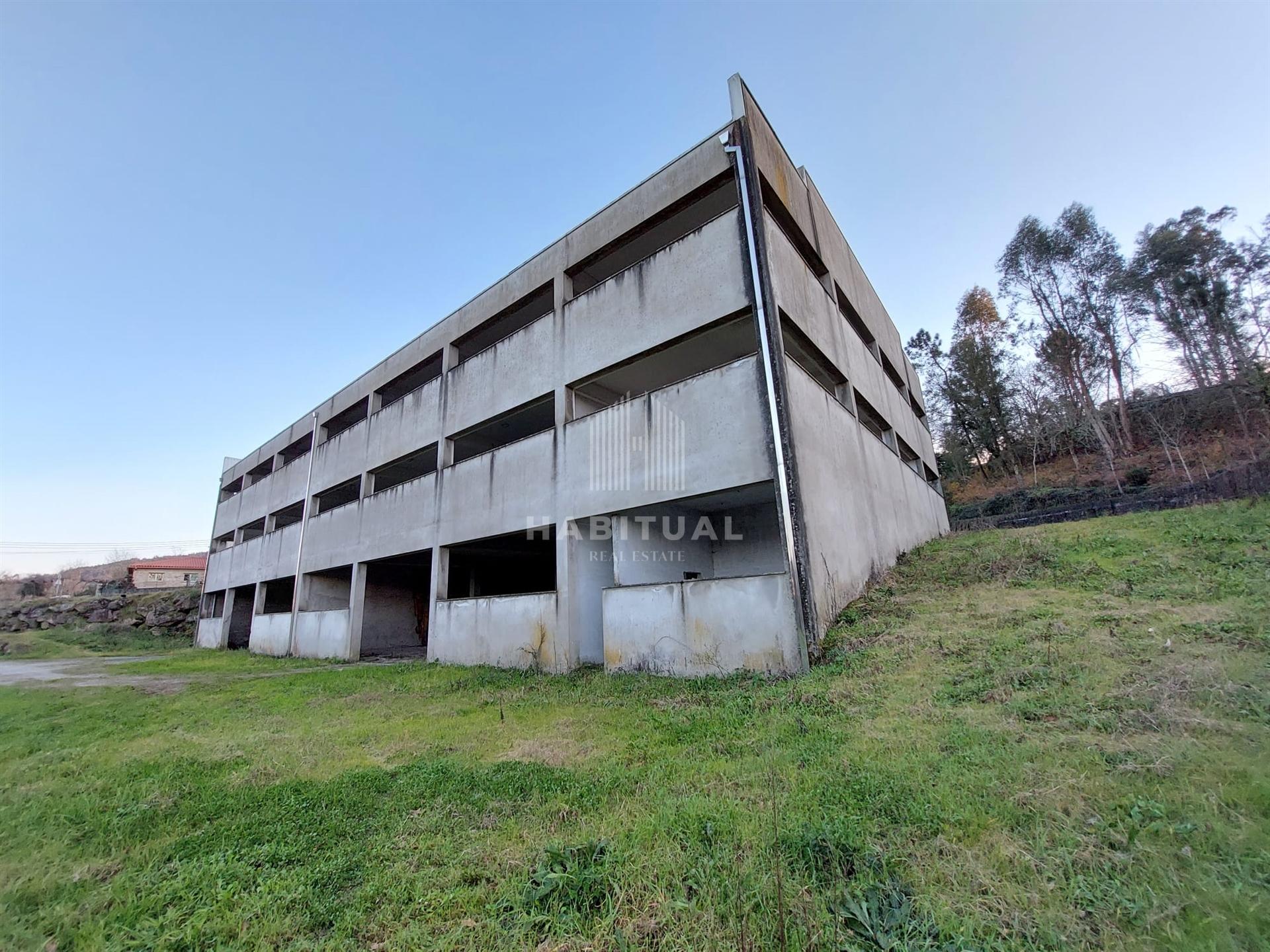 Prédio de 3 pisos em Panque - Barcelos