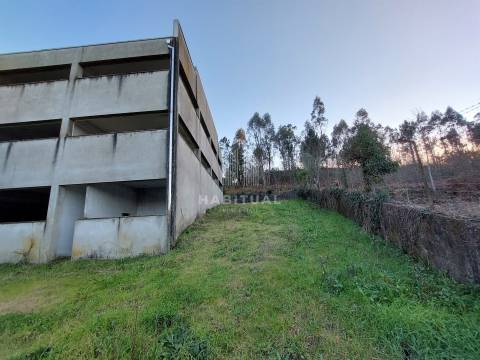 Prédio de 3 pisos em Panque - Barcelos