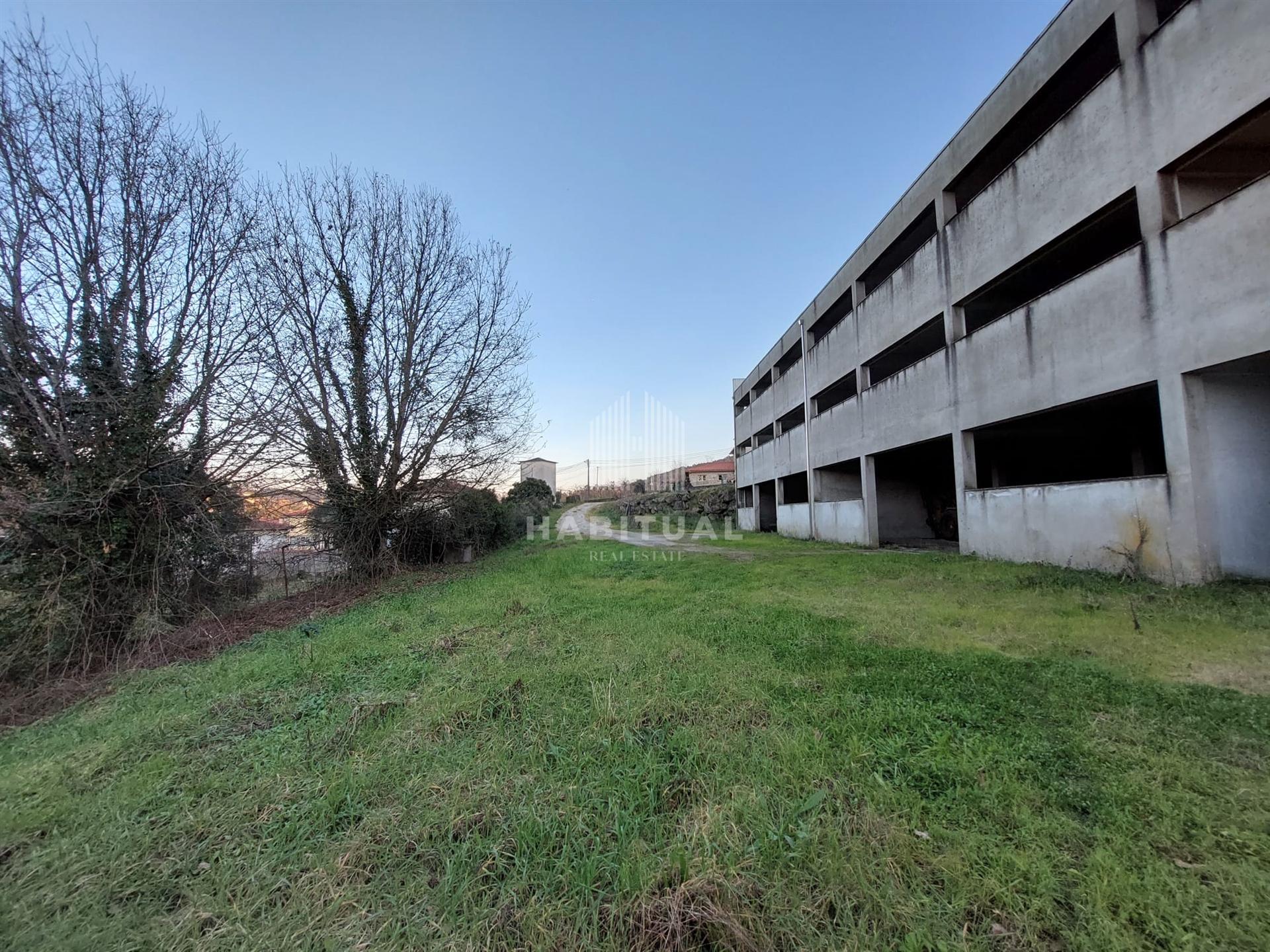 Prédio de 3 pisos em Panque - Barcelos