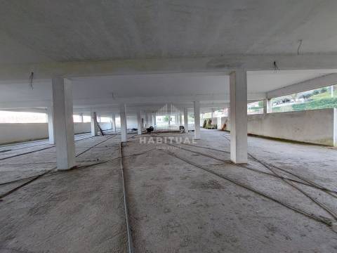 Prédio de 3 pisos em Panque - Barcelos