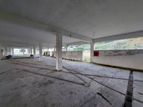 Prédio de 3 pisos em Panque - Barcelos