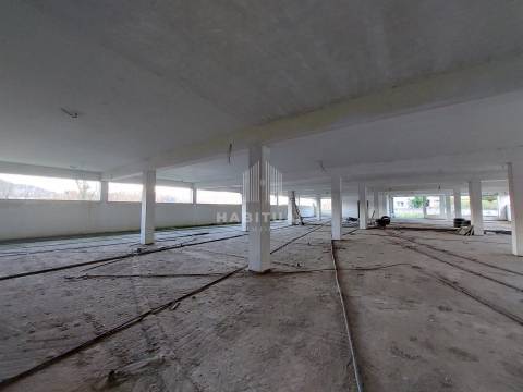 Prédio de 3 pisos em Panque - Barcelos