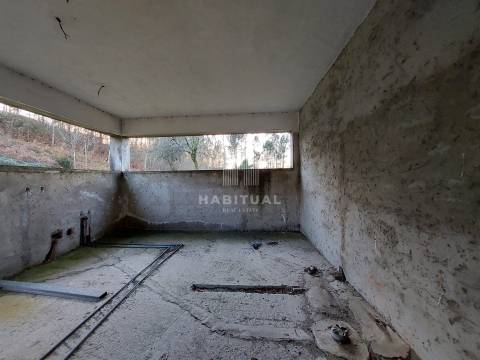 Prédio de 3 pisos em Panque - Barcelos