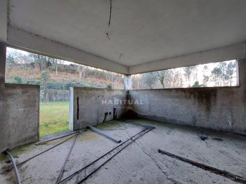 Prédio de 3 pisos em Panque - Barcelos