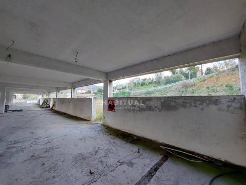 Prédio de 3 pisos em Panque - Barcelos