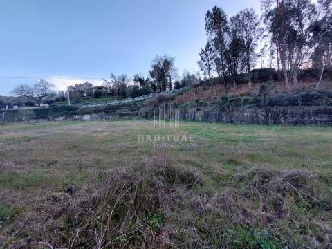 Prédio de 3 pisos em Panque - Barcelos