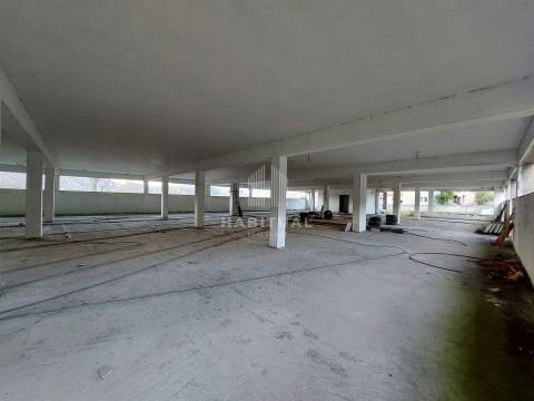 Prédio de 3 pisos em Panque - Barcelos