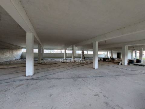 Prédio de 3 pisos em Panque - Barcelos