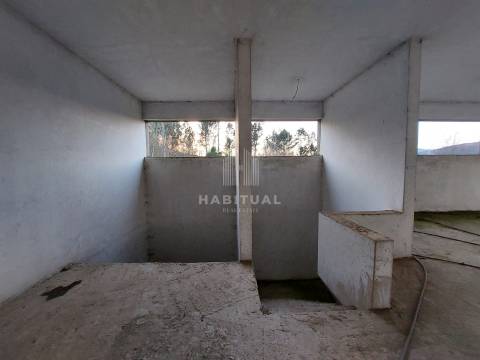 Prédio de 3 pisos em Panque - Barcelos