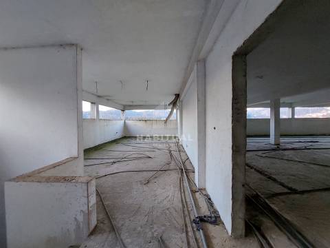 Prédio de 3 pisos em Panque - Barcelos