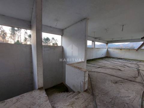 Prédio de 3 pisos em Panque - Barcelos