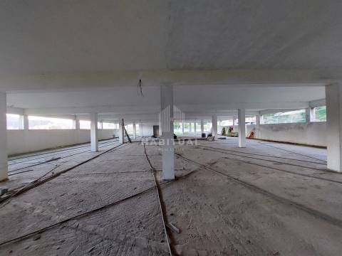 Prédio de 3 pisos em Panque - Barcelos