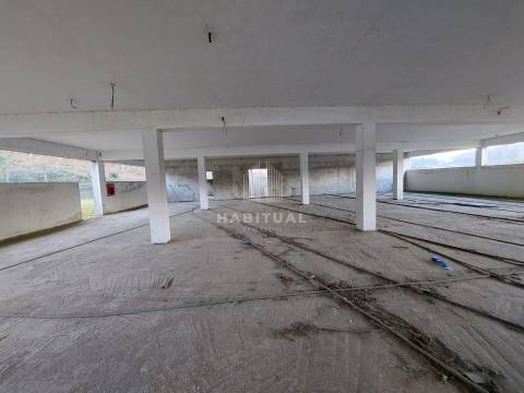 Prédio de 3 pisos em Panque - Barcelos