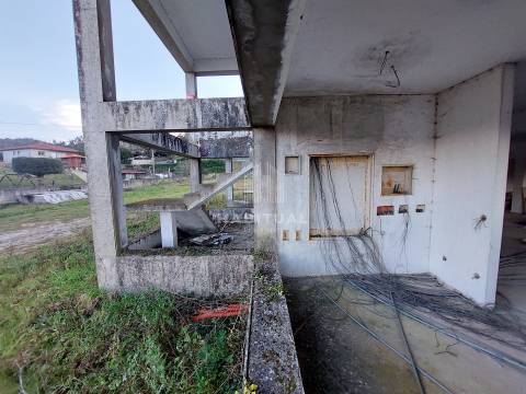 Prédio de 3 pisos em Panque - Barcelos