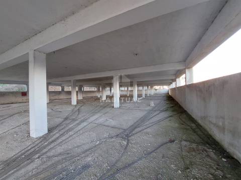 Prédio de 3 pisos em Panque - Barcelos