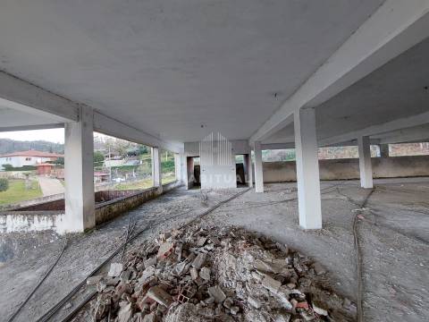 Prédio de 3 pisos em Panque - Barcelos