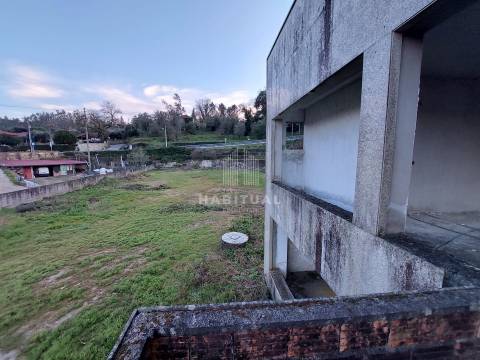 Prédio de 3 pisos em Panque - Barcelos