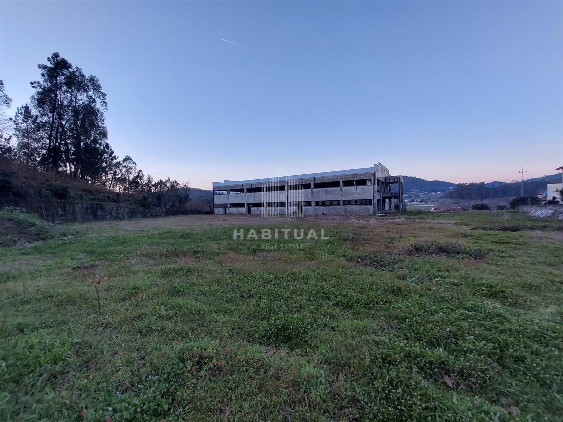 Prédio de 3 pisos em Panque - Barcelos