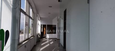 Armazém com 2 andar em Vila Nova de Anha