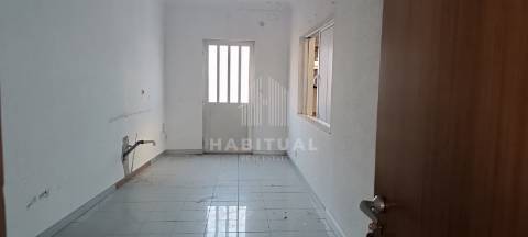 Armazém com 2 andar em Vila Nova de Anha