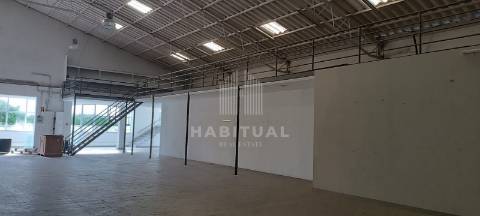 Armazém com 2 andar em Vila Nova de Anha