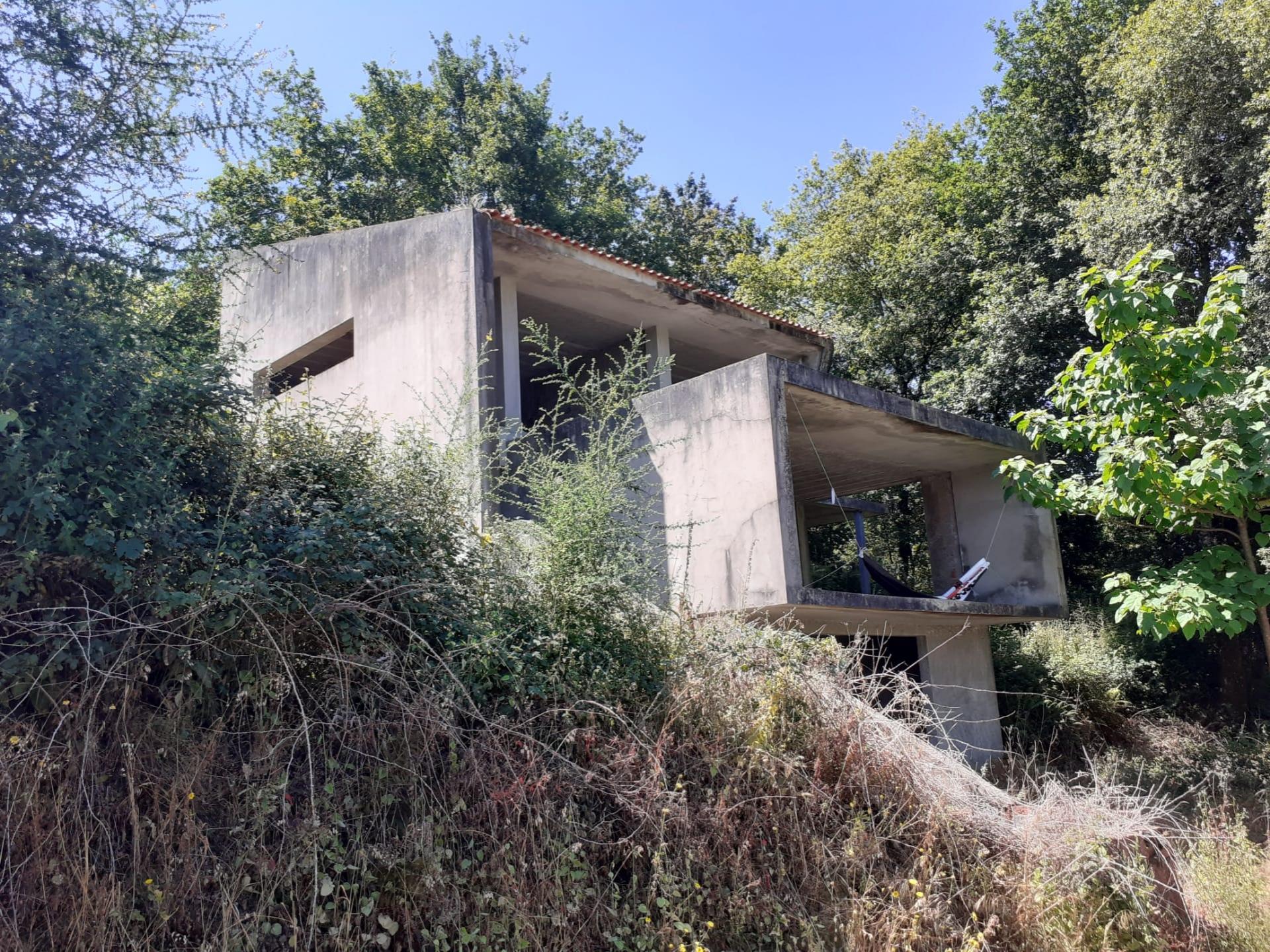 Terreno com Moradia Inacabada em Anais - Ponte de Lima